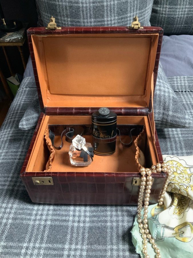 Vacker vintage beautybox/smyckeskrin i skinn unik 1960-tal mycket fint skick!
