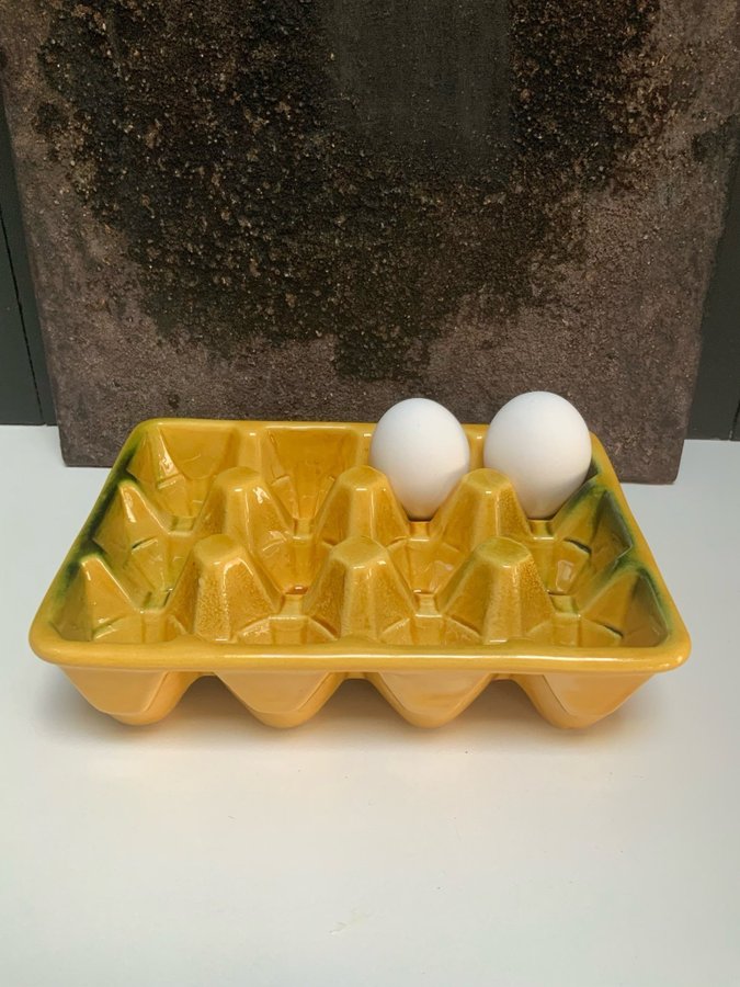 Vintage vacker ägghållare från Frankrike i porslin gul/grön 12 ägg Fint skick!
