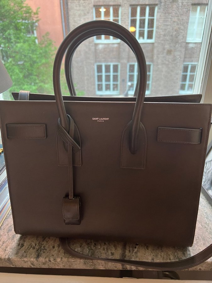 Saint Laurent Sac De Jour väska nypris ca 30000 SEK