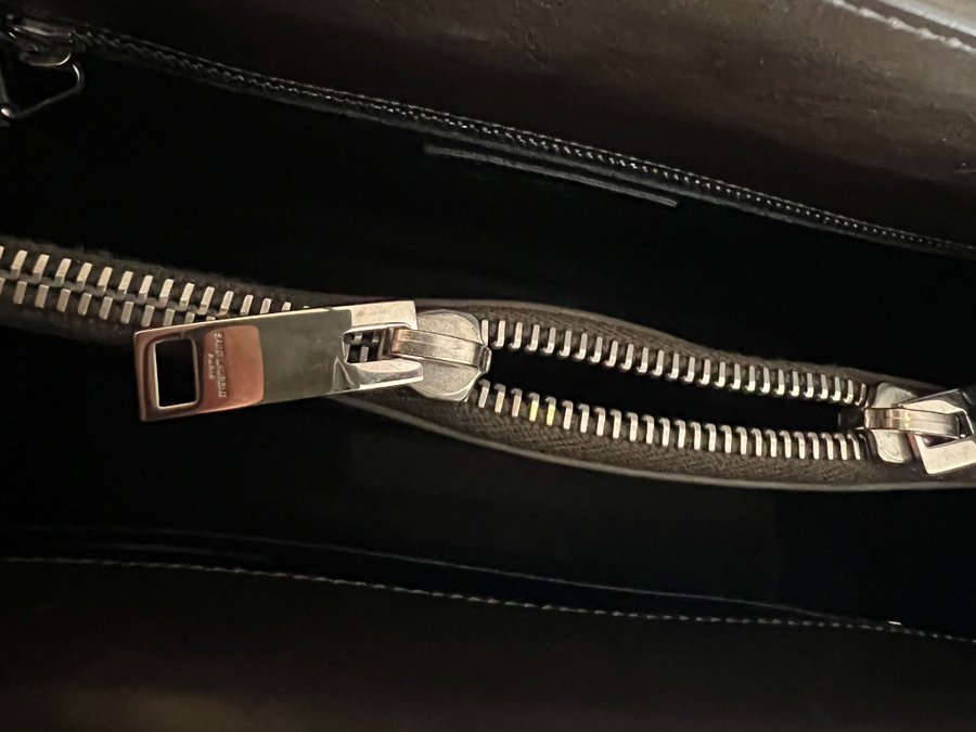 Saint Laurent Sac De Jour väska nypris ca 30000 SEK