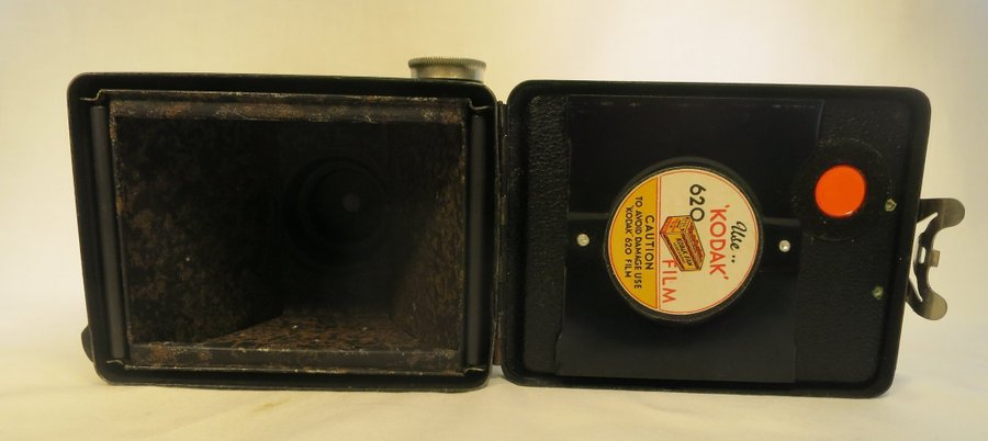 Kodak lådkamera SIX-20 Brownie C med original fodral