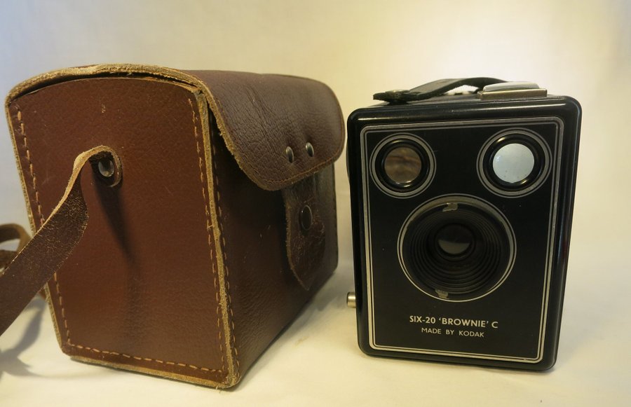 Kodak lådkamera SIX-20 Brownie C med original fodral