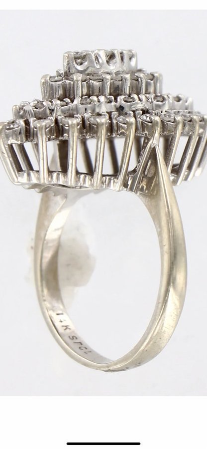 Exklcocktail ring 14 K vitguld med diamanter ca 18 karat