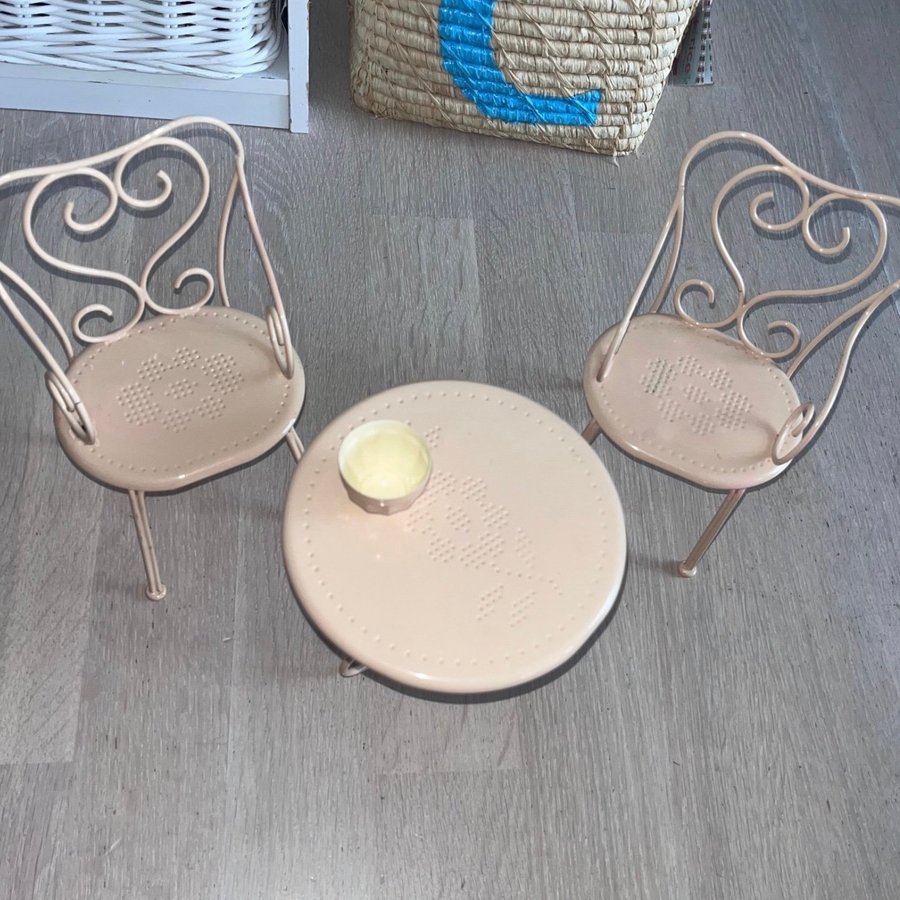 MAILEG franskt Cafe set med 2 stolar + bord i plåt i färgen i powder