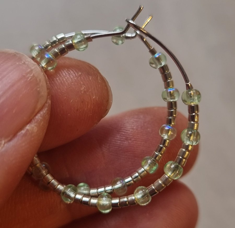 KREOLÖRHÄNGEN m pärlor av URANGLAS sterlingsilver grön URANIUM HOOP EARRINGS