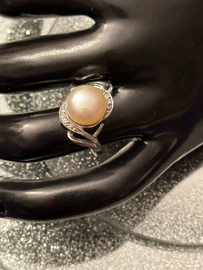Sterling silver ring med sötvattenspärla  vita stenar