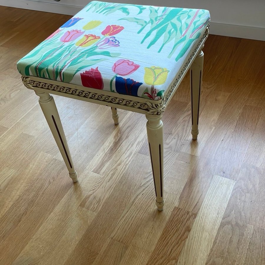 Vintage Pall Gustaviansk Stil Klädd i Tyg Josef Frank Vit ”Tulpaner”