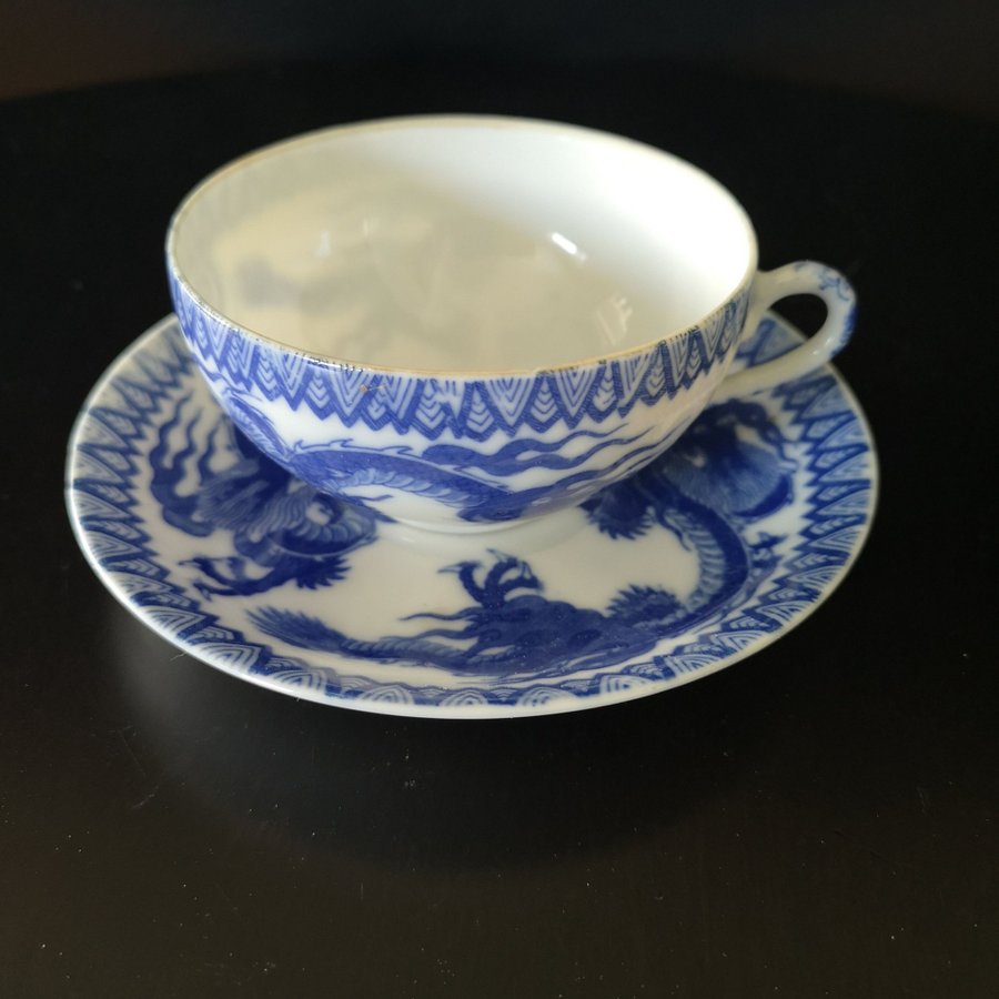 Vackert blåvitt kaffe kopp med fat Motiv med drakar Import