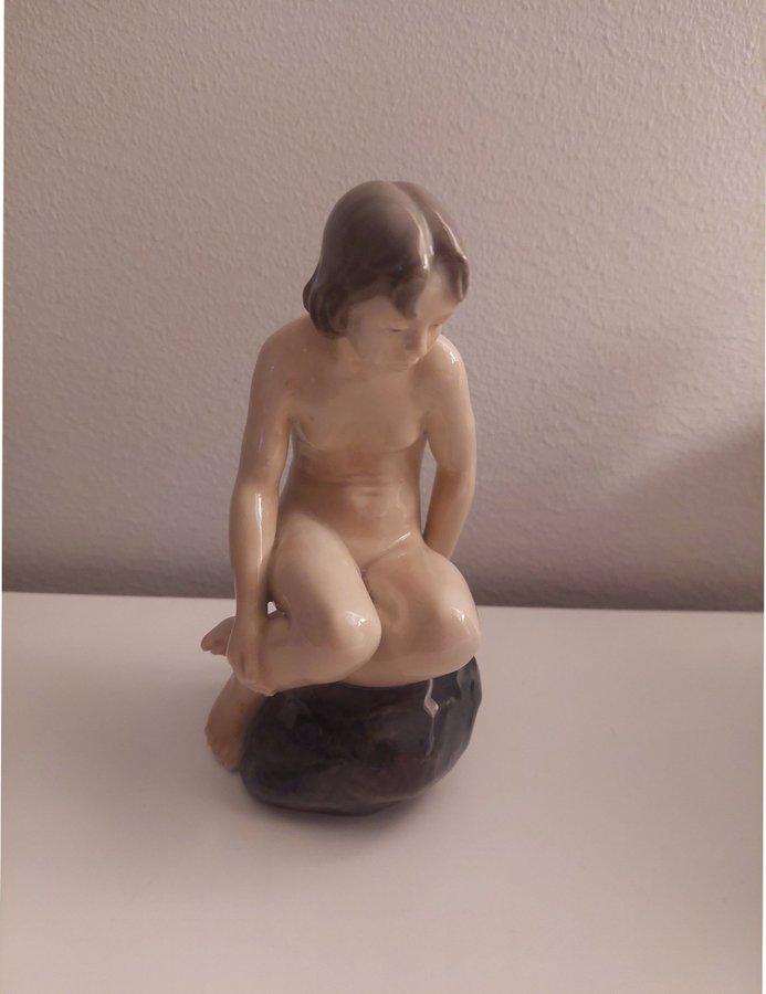 Royal Copenhagen figurin kvinna på en sten Nr 4027