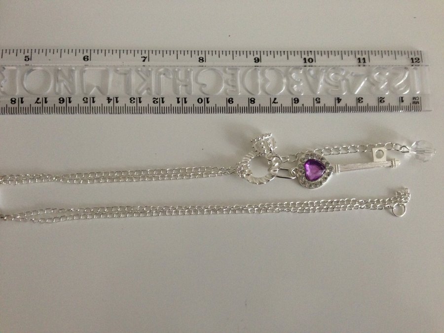 Lila nyckel halsband med strass och krona