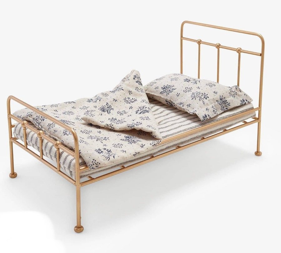 MAILEG säng i guld metall med madrass + blommig kudde och täcke