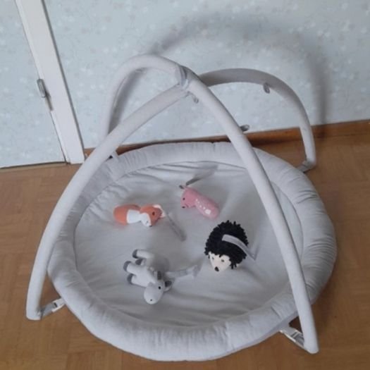 Babygym med leksakerFint babygym från Kids Concept