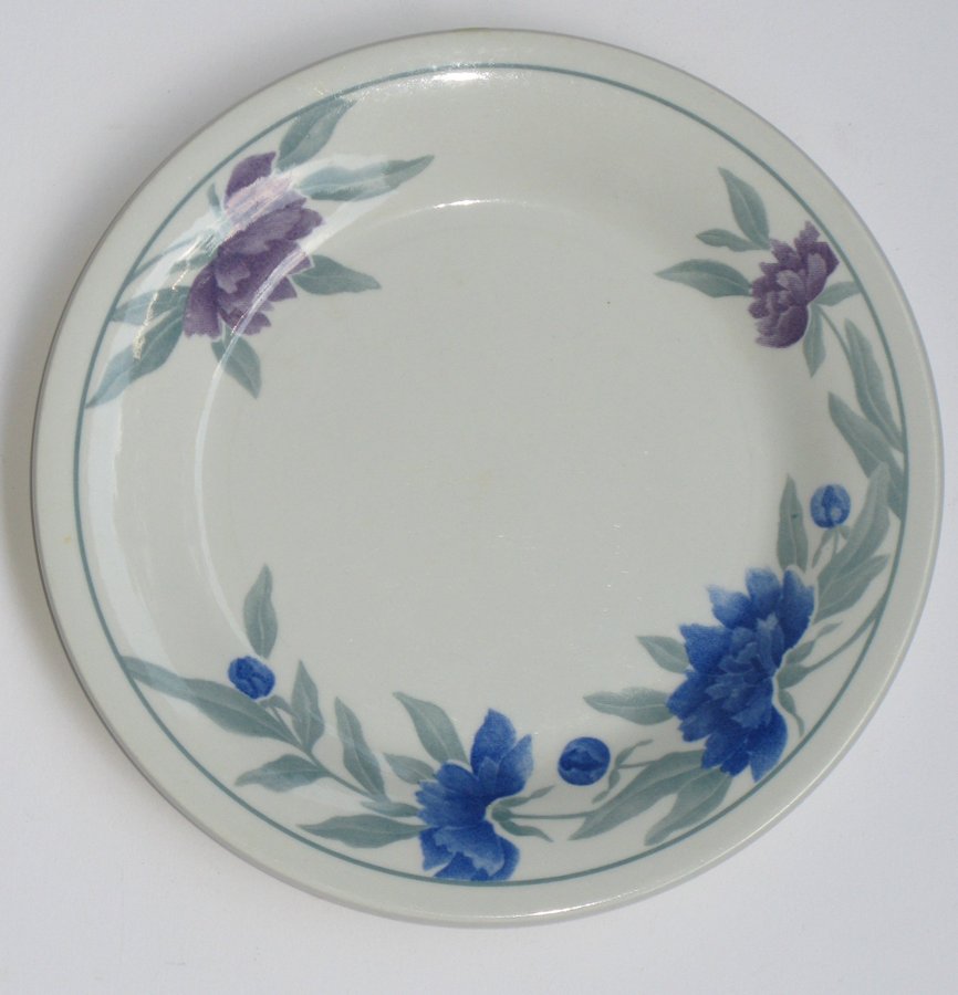 Staffordshire tallrik med blomstermönster (blå och lila)