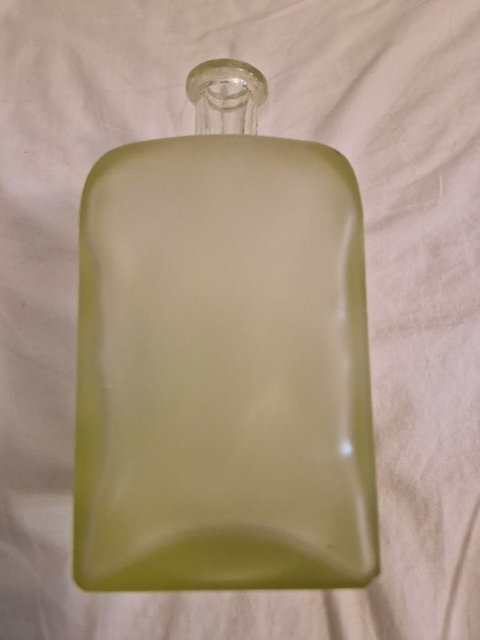 Fyrkantig flaska i gultonat glas