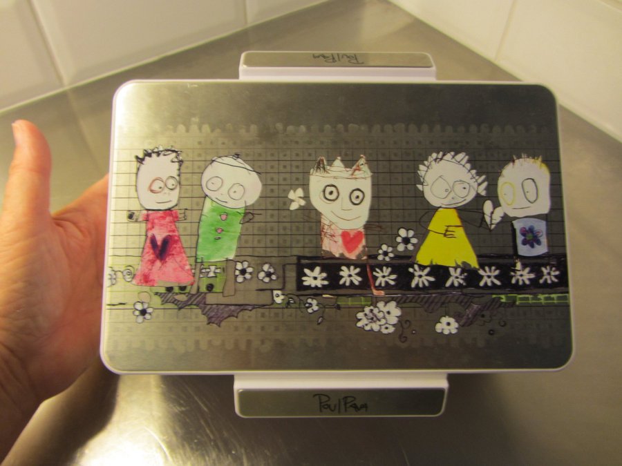 Här säljs Lunchboxen med Paul Pava motiv i hård plast 22 x 14 x 85 cm