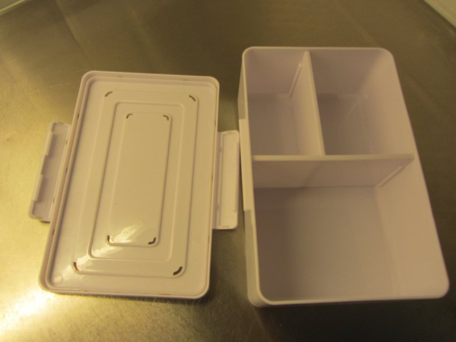 Här säljs Lunchboxen med Paul Pava motiv i hård plast 22 x 14 x 85 cm