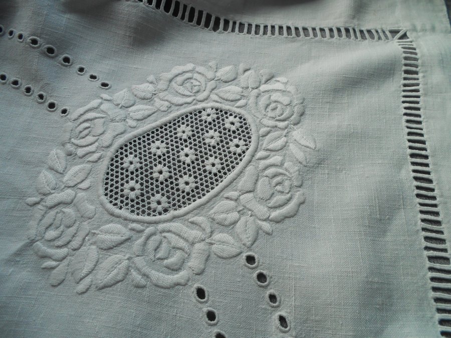 ANTIK/JUGEND/ Fantastiskt vacker handbroderad linne duk/115x153cm