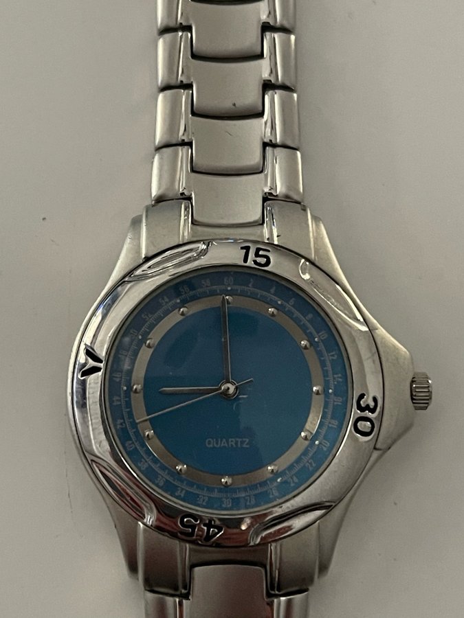 Armbandsur i stål med blå urtavla