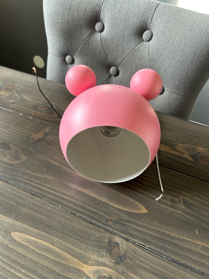 Superläcker sänglampa vägglampa MICKEY ROSA plåt och trä barnrum inredning