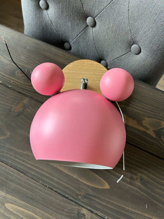 Superläcker sänglampa vägglampa MICKEY ROSA plåt och trä barnrum inredning