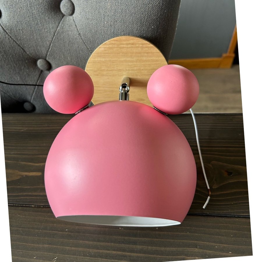 Superläcker sänglampa vägglampa MICKEY ROSA plåt och trä barnrum inredning