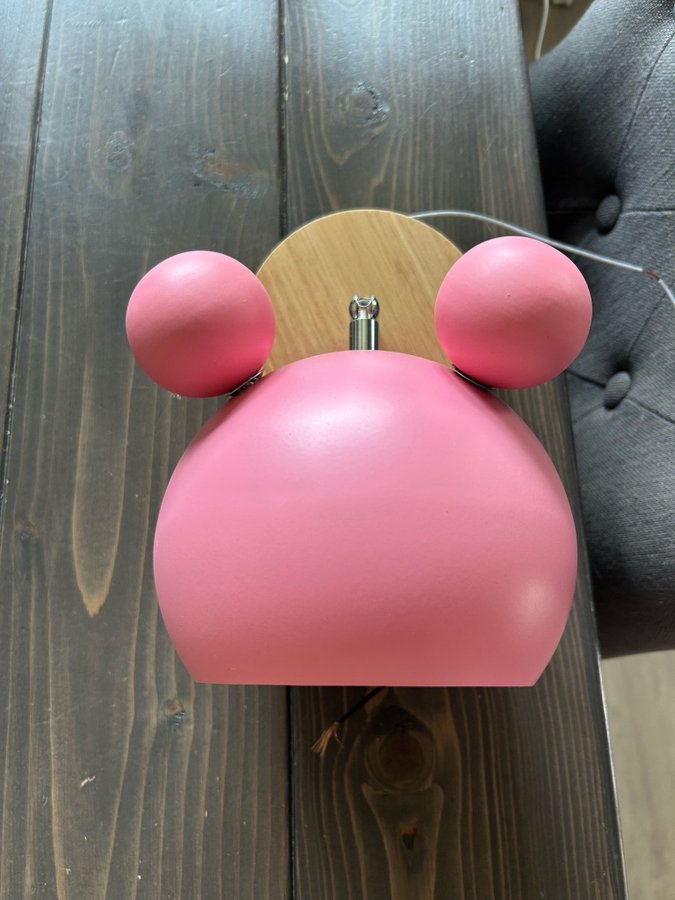 Superläcker sänglampa vägglampa MICKEY ROSA plåt och trä barnrum inredning