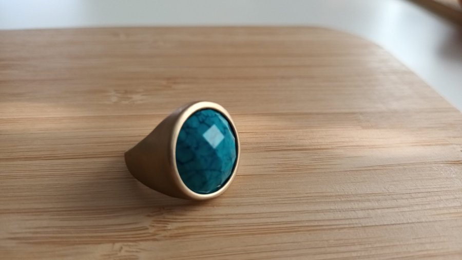 Mycket vacker ring med en stor blå sten Titta