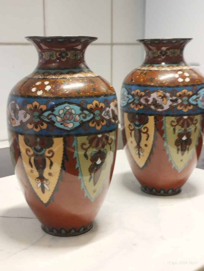 Ett par cloissone Vaser med vacker dekor