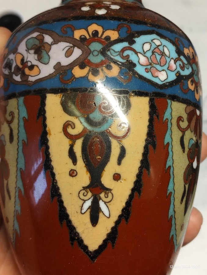 Ett par cloissone Vaser med vacker dekor