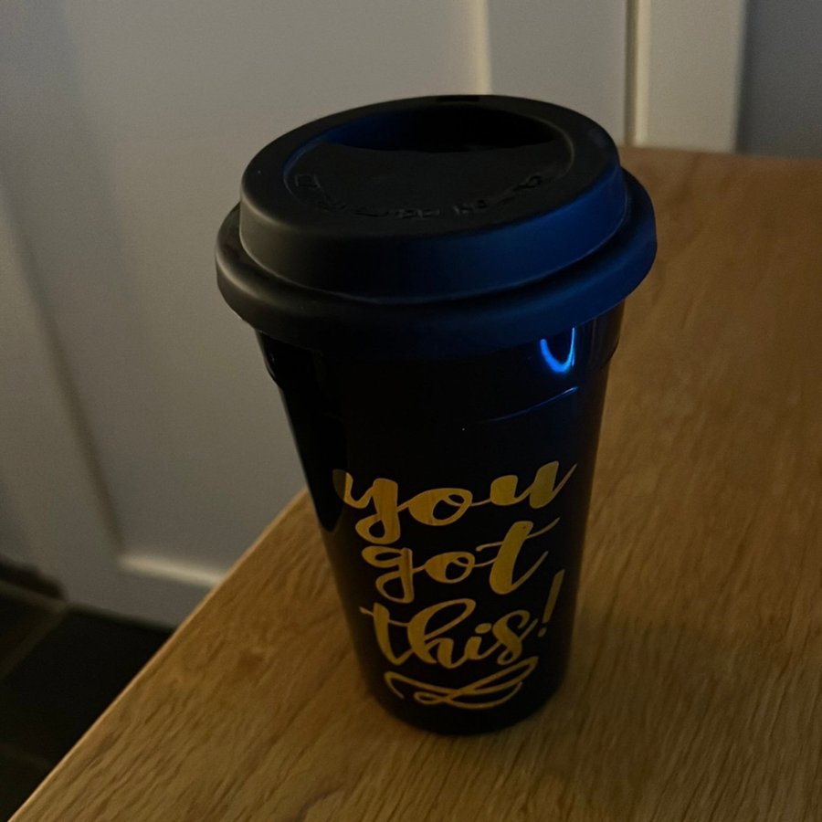 Två muggar med sugrör och kaffemugg