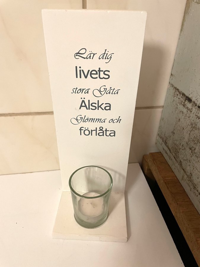 Vägghängd ljuslykta i trä lantlig inredning