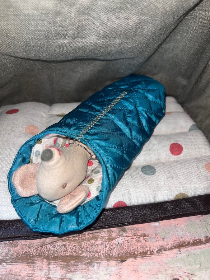 MAILEG camping mus med tält + sovsäck