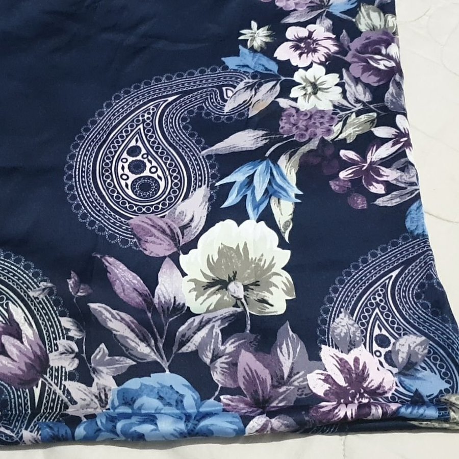 Super elegant mörkblå sjal scarf med blommigt mönster