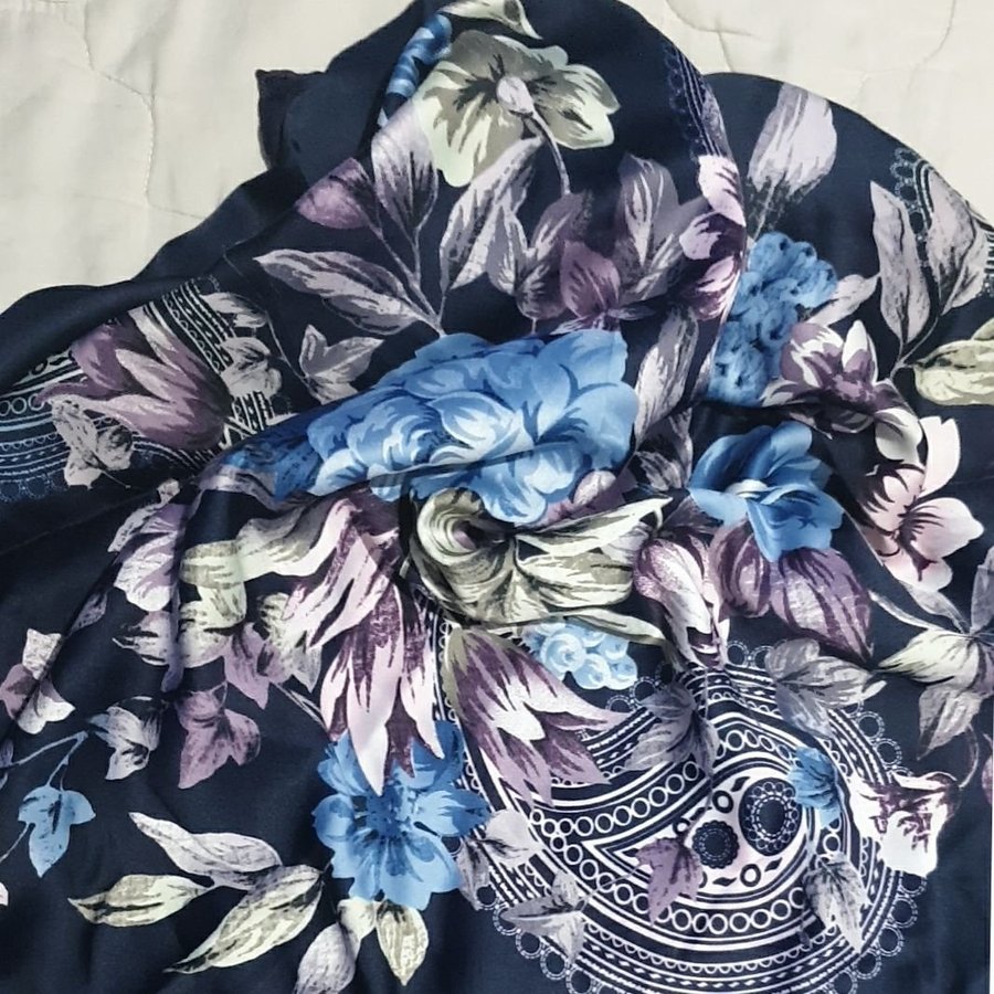 Super elegant mörkblå sjal scarf med blommigt mönster