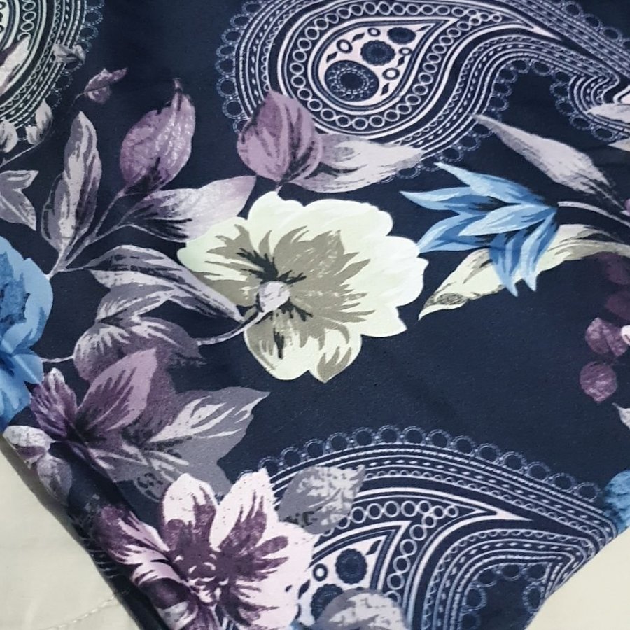 Super elegant mörkblå sjal scarf med blommigt mönster