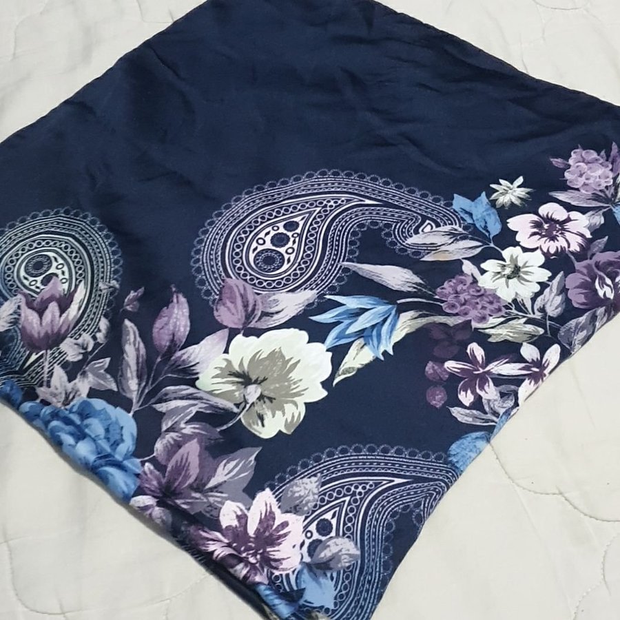 Super elegant mörkblå sjal scarf med blommigt mönster