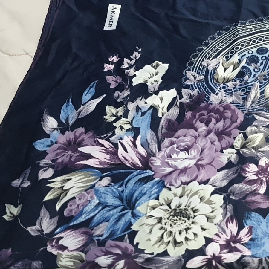 Super elegant mörkblå sjal scarf med blommigt mönster