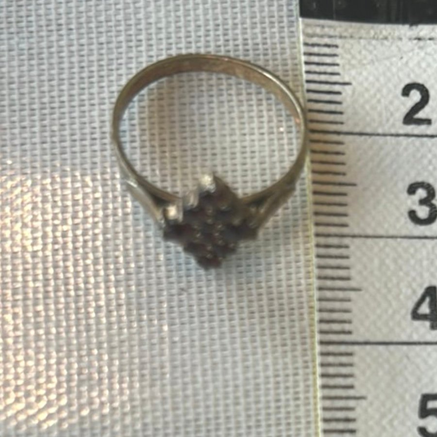 Dekorativ förgylld vintage ring med granater 830s