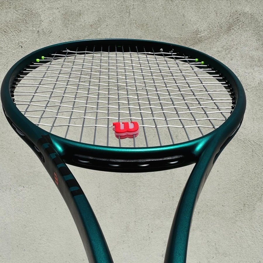 Wilson Blade 98 16x19 V9 Tennis Racket