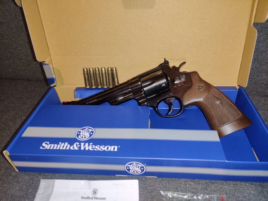 Smith  Wesson 44 magnum model 29 airsoft revolver