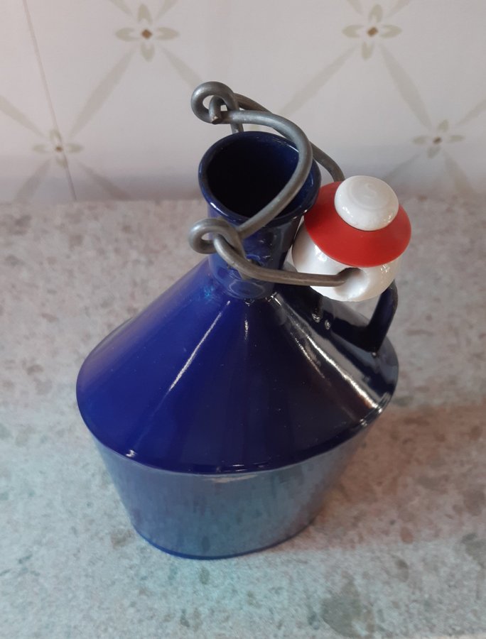 Koboltblå gammal vattenflaska i plåt med patentkork Emaljerad
