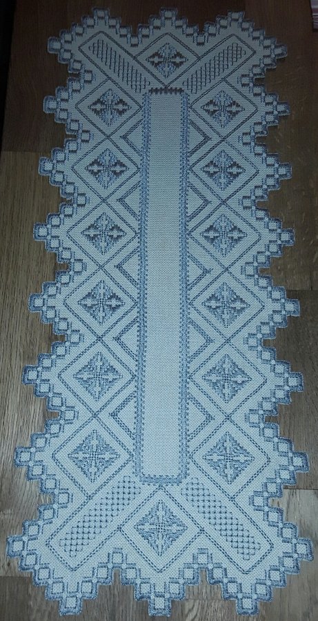 FIN handbroderad vacker äldre LÖPARE välbroderad I NYSKICK 52 cm x 22 cm