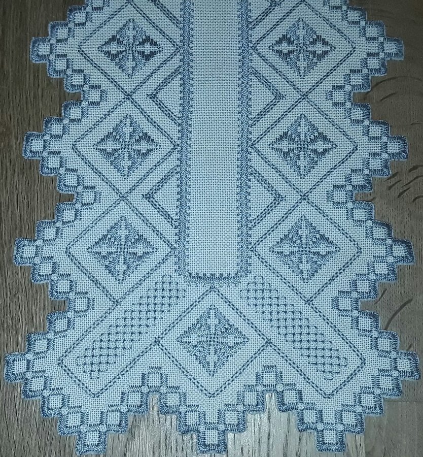 FIN handbroderad vacker äldre LÖPARE välbroderad I NYSKICK 52 cm x 22 cm