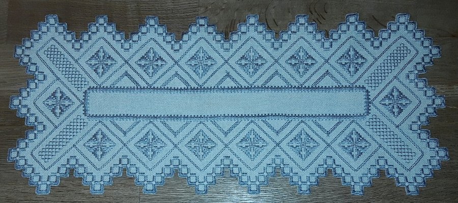 FIN handbroderad vacker äldre LÖPARE välbroderad I NYSKICK 52 cm x 22 cm