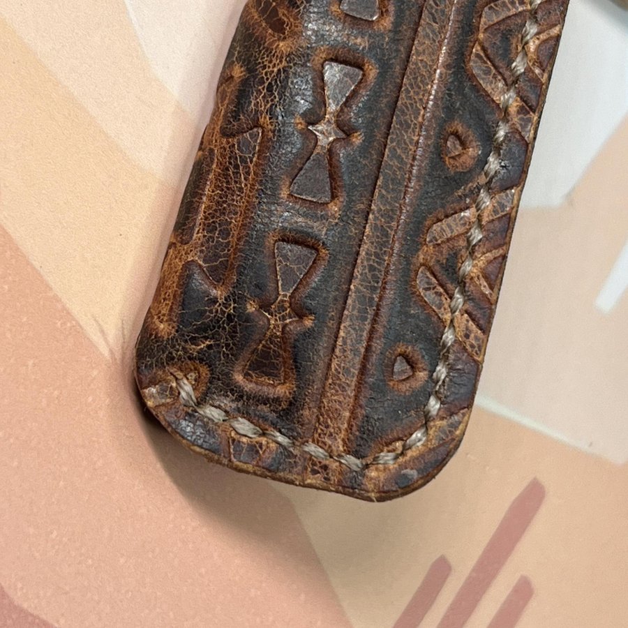 Pennfodral med kulspetspenna handgjort av äkta italienskt präglat läder