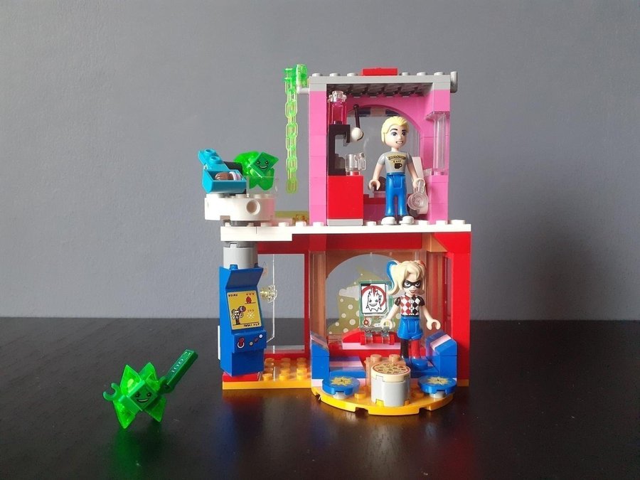 Lego set Café DC Super Hero Girls 41231 Harley Quinn to the rescue