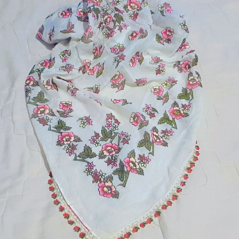 Elegant Vit sjal med blommigt mönster