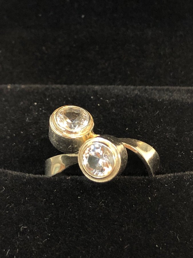 Noko design silver ring med bergkristall sten