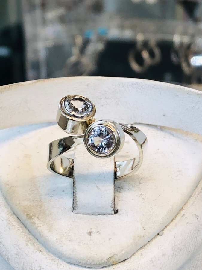Noko design silver ring med bergkristall sten