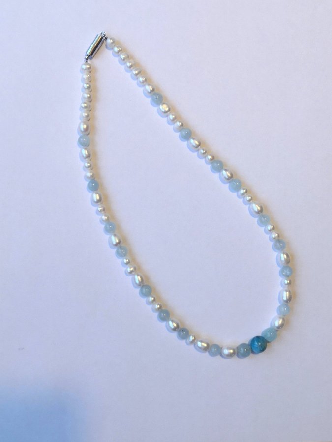 Halsband med äkta pärlor